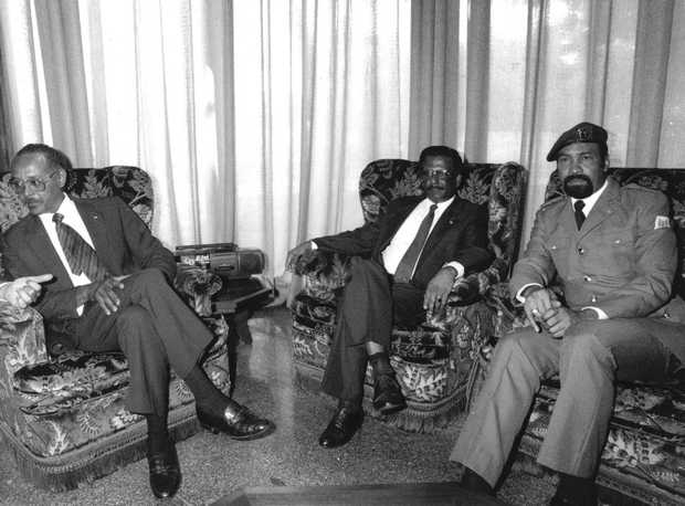 Foto 3 Vice president Arron president Shankar en legerleider Desi Bouterse 19 maio 1990